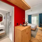 Hampton By Hilton Airport فندق 3*