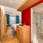 Hampton By Hilton Airport 3*