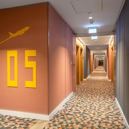 Hotel Hampton By Hilton Airport