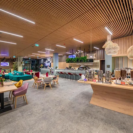 Hotel Hampton By Hilton Airport