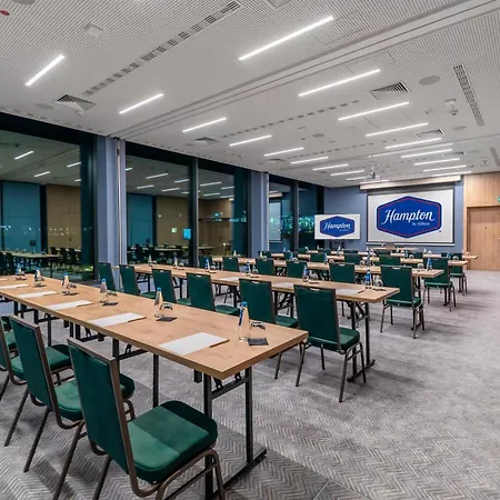 Hampton By Hilton Airport Otel