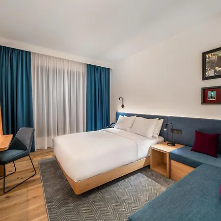 Hotel Hampton By Hilton Airport