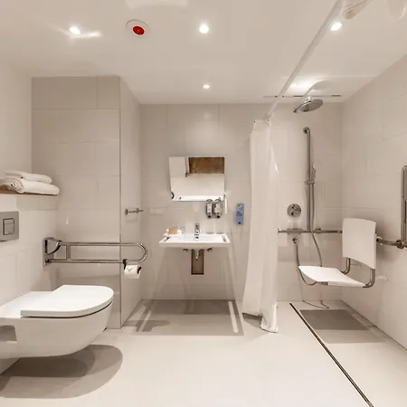 Hotel Hampton By Hilton Airport