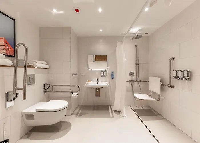 Hotel Hampton By Hilton Airport